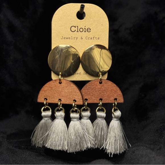 🌴 Gold and Tan Tassel Earrings - Picture 3 of 3